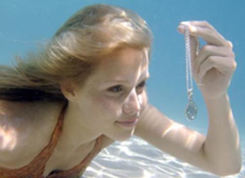 Emma-finds-the-1st-locket-h2o-just-add-water-656095_500_363.jpg